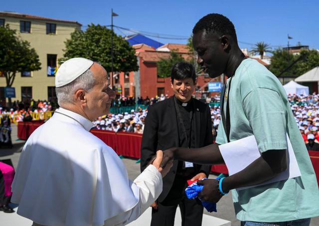 Papez Lev Migranti Tenerife
