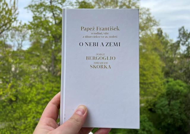 Bergoglio, Skorka, O nebi a zemi