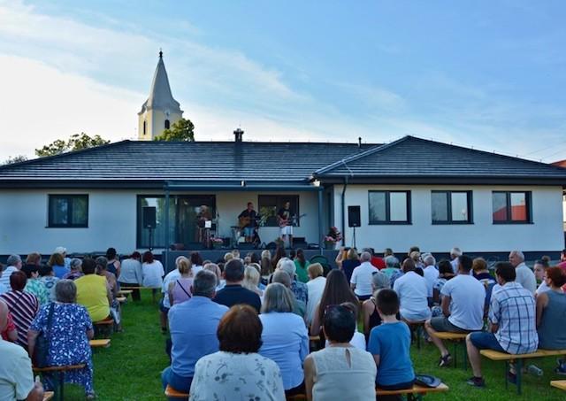 Dolné Orešany, posviacka, farská, budova