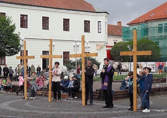 Trnava, nesenie, kriz