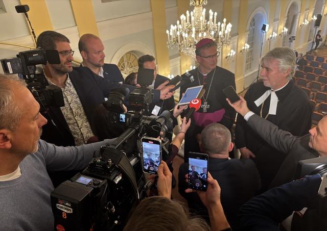 Bratislava, Deň odprosenia, brífing